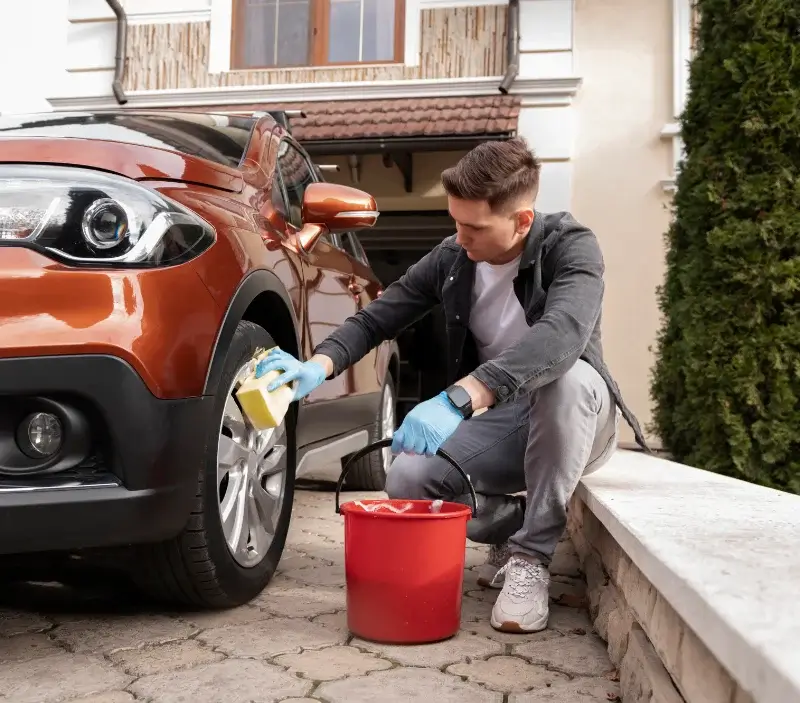 Lavage auto à domicile Chemillé-sur-Dême : professionnel intervenant sur un véhicule